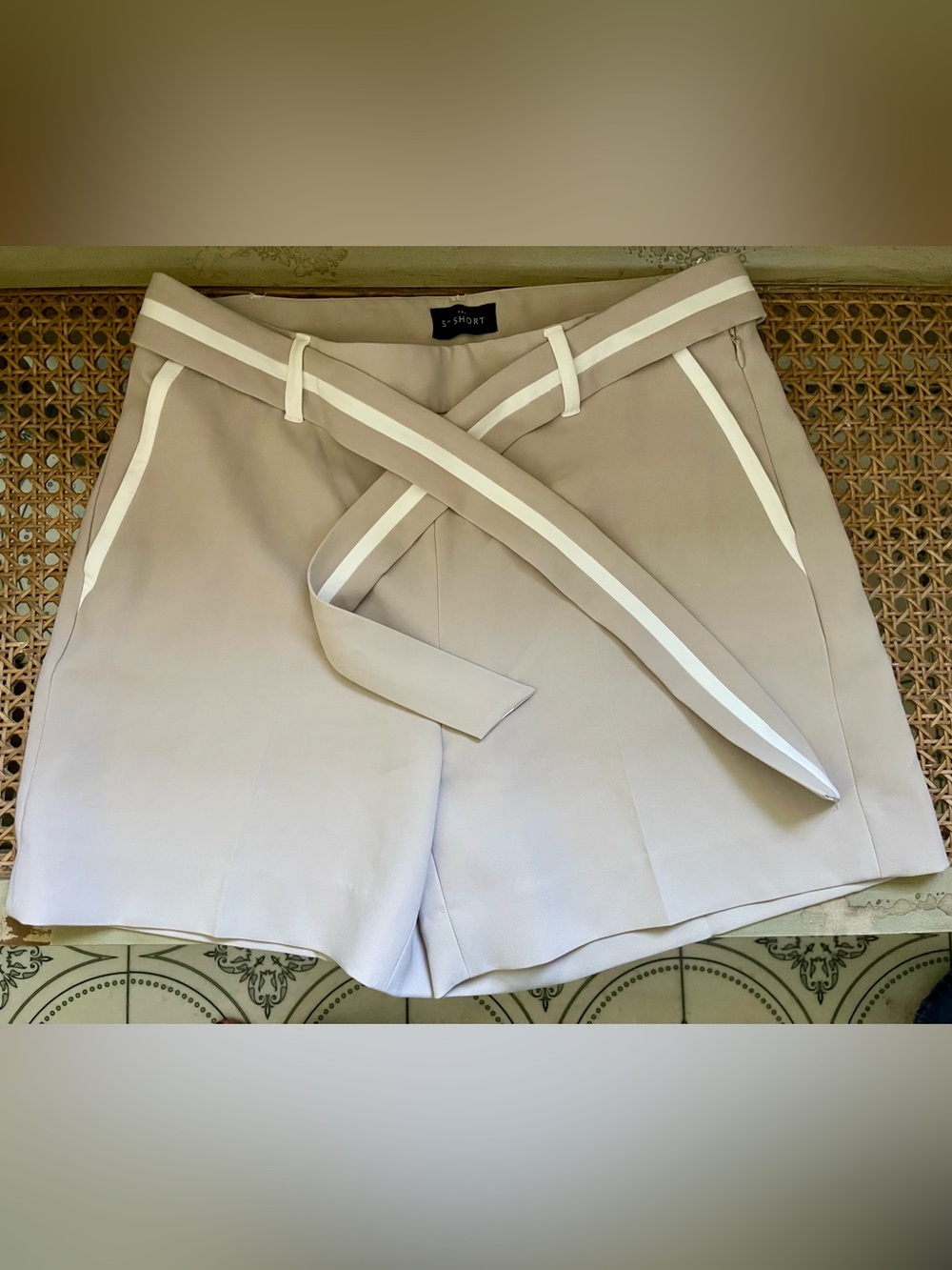 NWT White House Black Market BISCOTTI Shorts with White-Trim Belt Size 8
